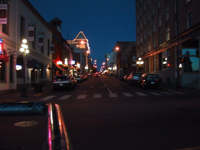 victoriaatnight.jpg